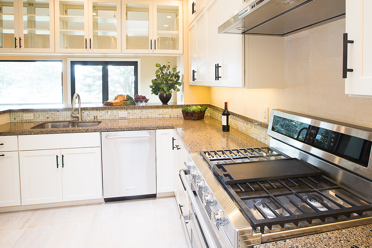 beachfront-modern-home-tile-open-kitchen