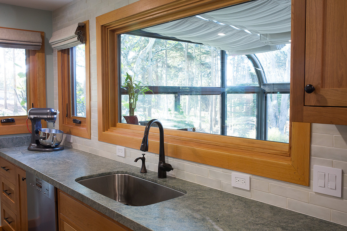 coastal-mountain-kitchen-wooden-window-panels-sink