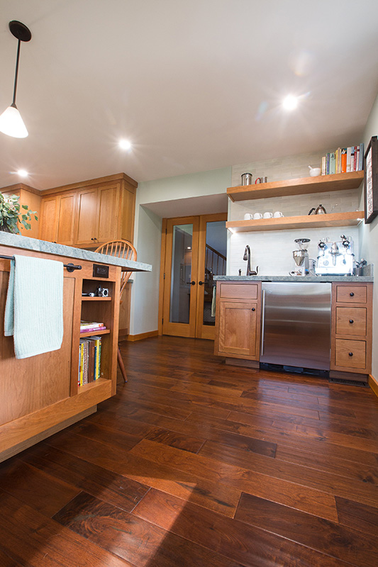 v-coastal-mountain-kitchen-hard-hardwood-floors-wetbar