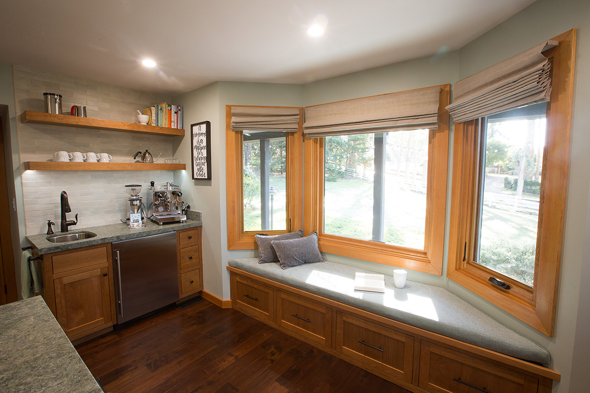 coastal-mountain-kitchen-cozy-window-seating-nook