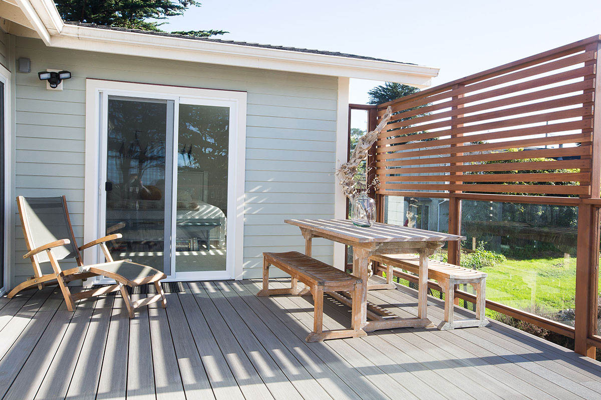contemporary-home-patio-wood-fence-bench