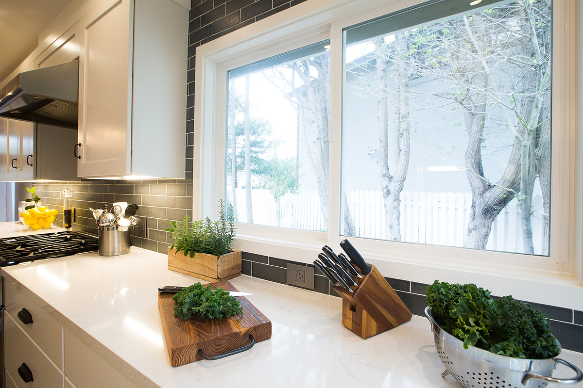 modern-industrial-kitchen-white-counter-cabinet-tile-backsplash